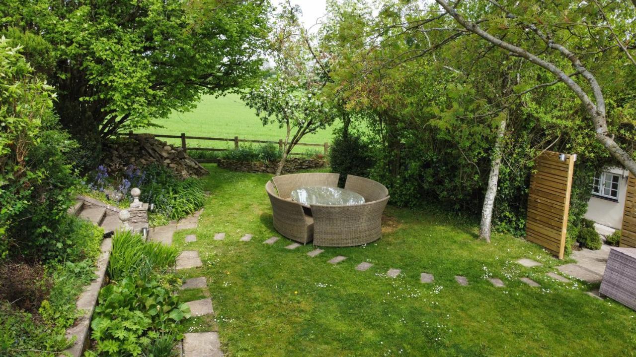 Wisteria View With Hottub & Cabin Sleeps 20 Chippenham  Exterior photo